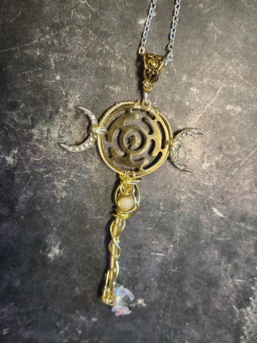 Pendentif Clé d’Hekate, strophalos et opale wello