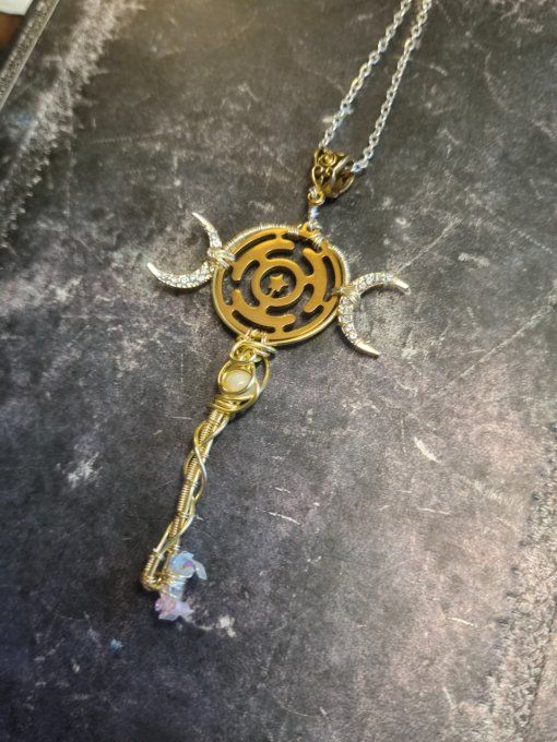 Pendentif Clé d’Hekate, strophalos et opale wello