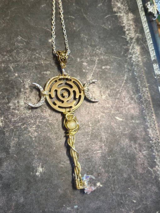 Pendentif Clé d’Hekate, strophalos et opale wello