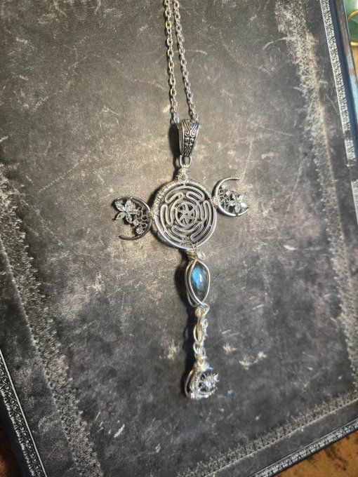 Pendentif clé Hekate , strophalos et labradorite bleu