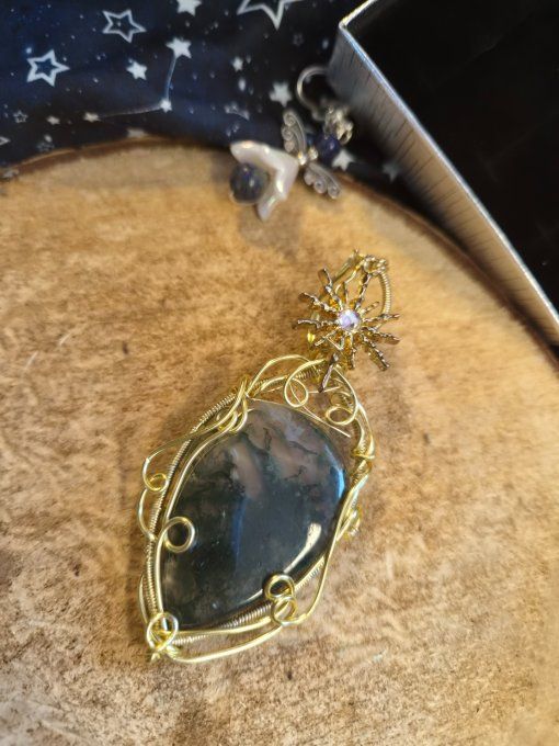 Pendentif En Agate Mousse – Connexion, Renouveau & Sérénité  