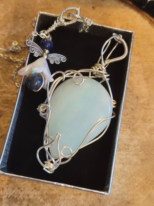 Pendentif Calcite Verte , pierre d’équilibre & renouveau.
