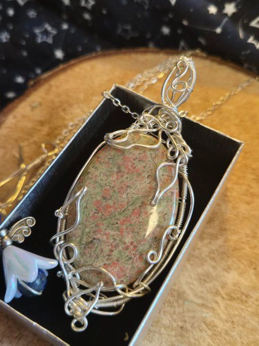 Pendentif Unakite Epine & Ronce– Énergie, Harmonie & Sérénité  .