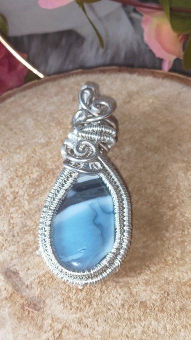 Amulette opale bleu 