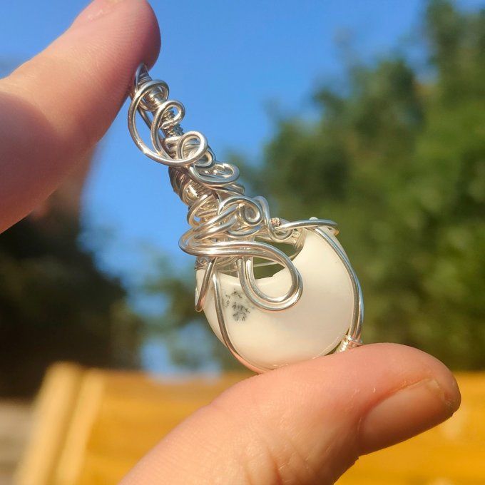 Amulette lune Merlinite (✨Opale Dendritique) – Pierre de Magie et d’Équilibre✨