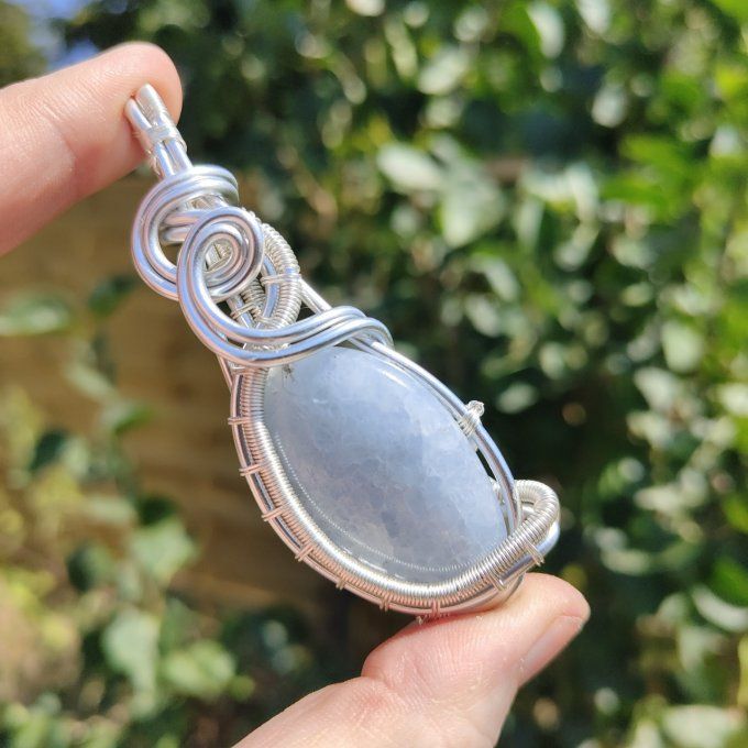 ✨ Amulette en Célestite – Pierre de Réconfort et de Paix Spirituelle ✨