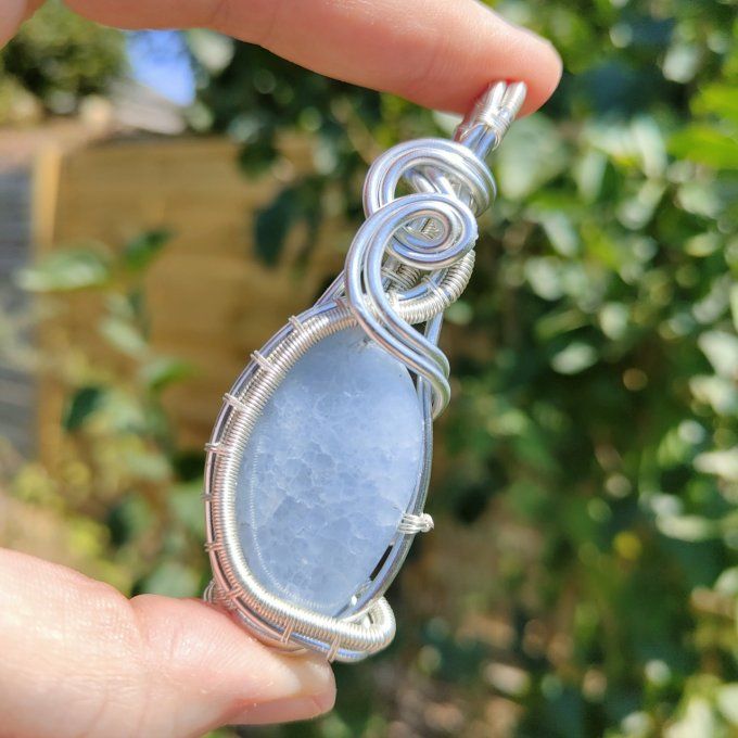✨ Amulette en Célestite – Pierre de Réconfort et de Paix Spirituelle ✨