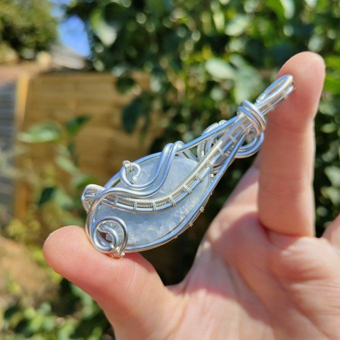 ✨ Amulette en Célestite – Pierre de Réconfort et de Paix Spirituelle ✨