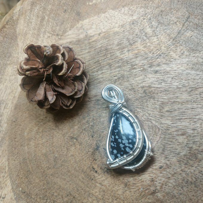 Amulette en Obsidienne Flocon de Neige – Douceur, Protection et Guérison