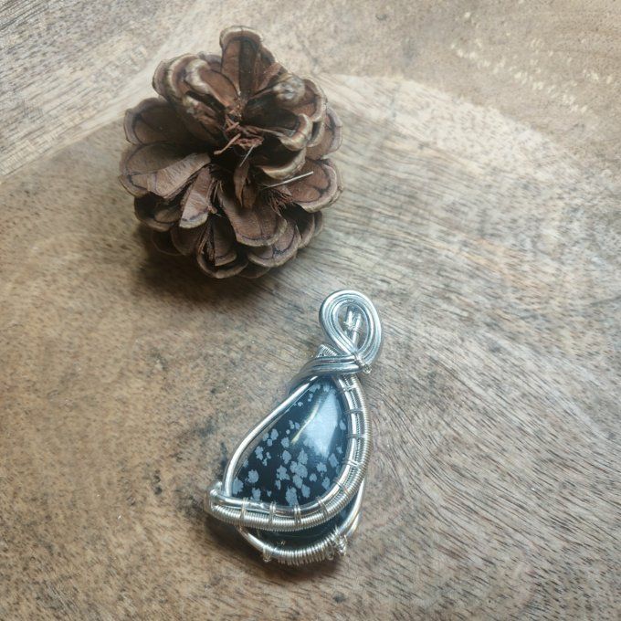 Amulette en Obsidienne Flocon de Neige – Douceur, Protection et Guérison