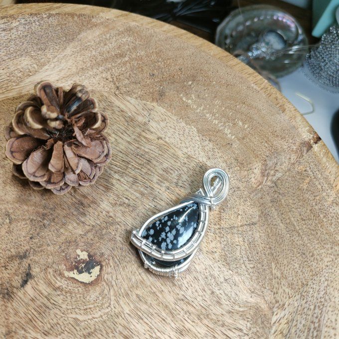 Amulette en Obsidienne Flocon de Neige – Douceur, Protection et Guérison