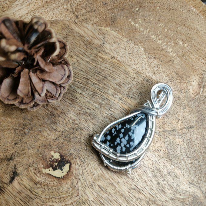 Amulette en Obsidienne Flocon de Neige – Douceur, Protection et Guérison