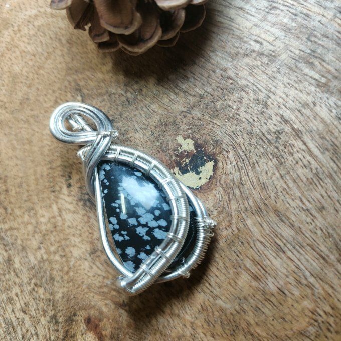 Amulette en Obsidienne Flocon de Neige – Douceur, Protection et Guérison