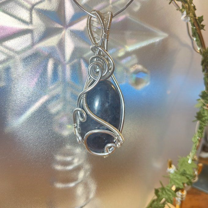 Iolite (Cordierite) –✨ Saphir d'Eau : Pierre de Clarté et de Développement Spirituel✨