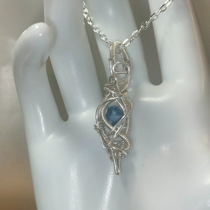Zircon bleu taille Gemme ✨Pierre d’Apaisement et de Connexion Spirituelle