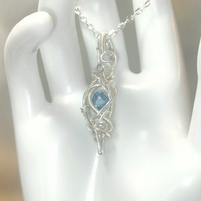 Zircon bleu taille Gemme ✨Pierre d’Apaisement et de Connexion Spirituelle