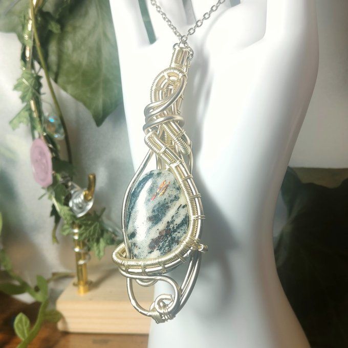 Astrophyllite – Pierre de Libération Émotionnelle & Équilibre Spirituel ✨