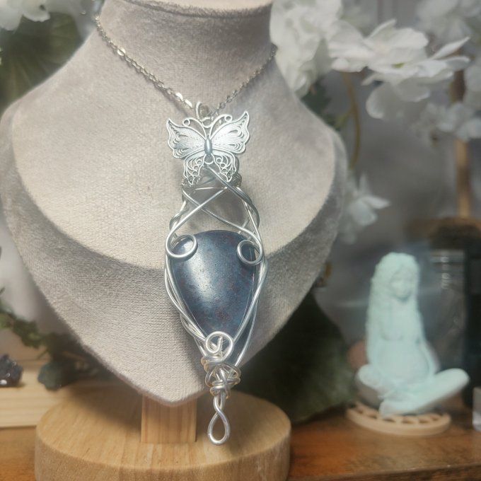 Rubis sur Cyanite – Une Pierre de Force et de Transformation ✨