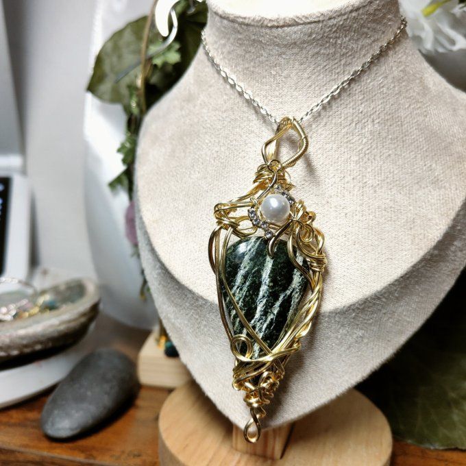 Chrysotile (Serpentine Feuille d’Argent) – Pierre de Protection et d’Ancrage