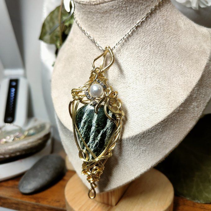 Chrysotile (Serpentine Feuille d’Argent) – Pierre de Protection et d’Ancrage