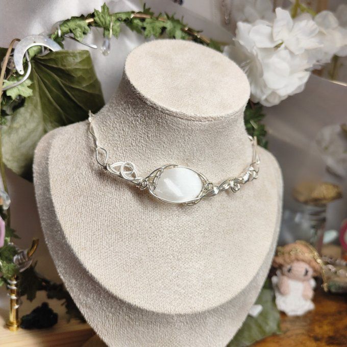 Collier Charms Sélénite, la première pierre de lune