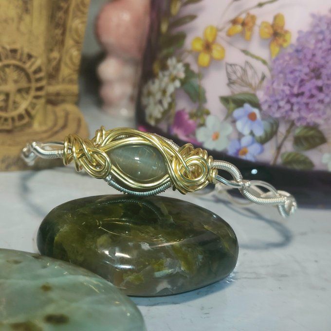 Bracelet Torsade scapolite -Oeil de chat : pierre de chance protectrice .