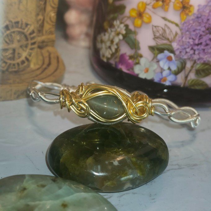 Bracelet Torsade scapolite -Oeil de chat : pierre de chance protectrice .