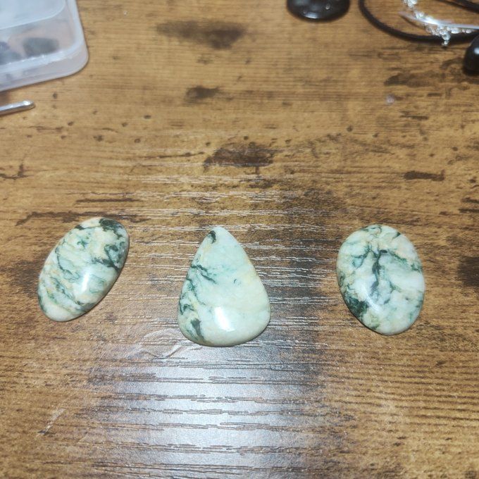 Cabochon mariposite