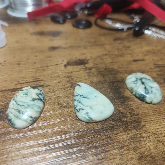 Cabochon mariposite
