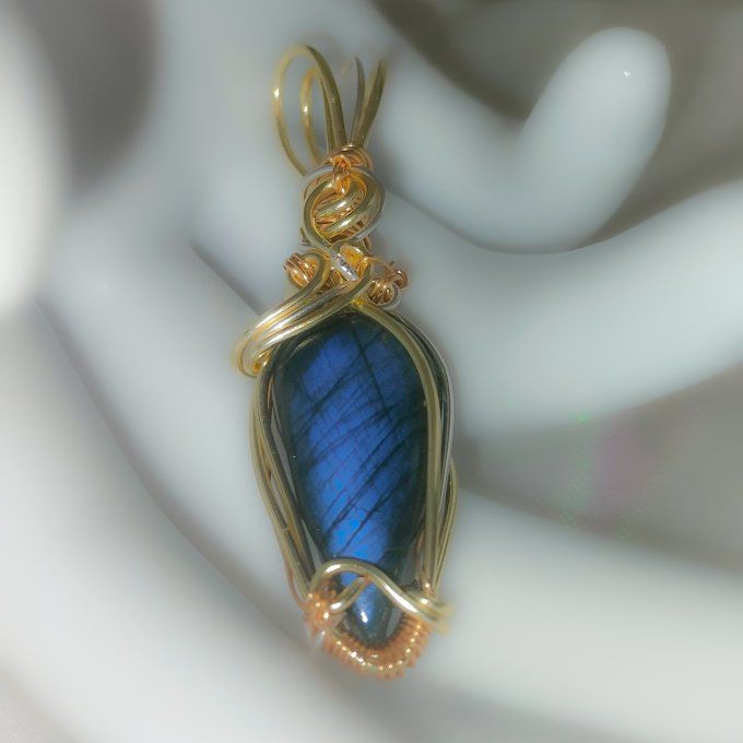 Amulette labradorite bleu 4 cm