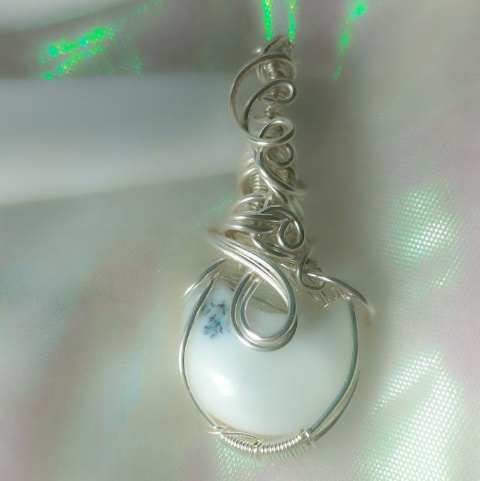 Amulette lune Merlinite (✨Opale Dendritique) – Pierre de Magie et d’Équilibre✨