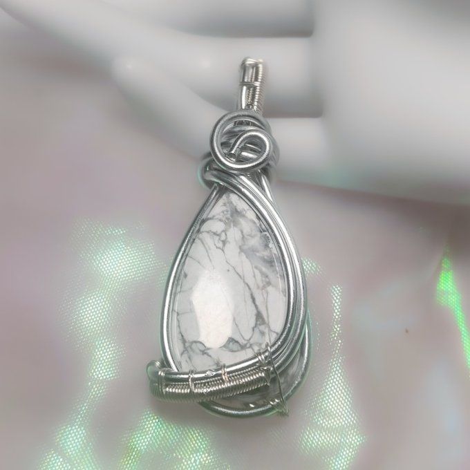 Amulette Howlite – ✨Pierre de Calme et de Clarté Mentale✨