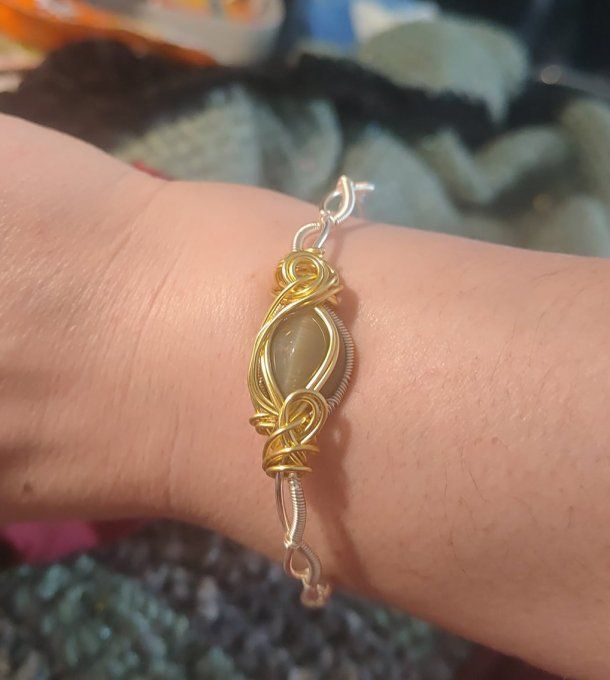 Bracelet Torsade scapolite -Oeil de chat : pierre de chance protectrice .