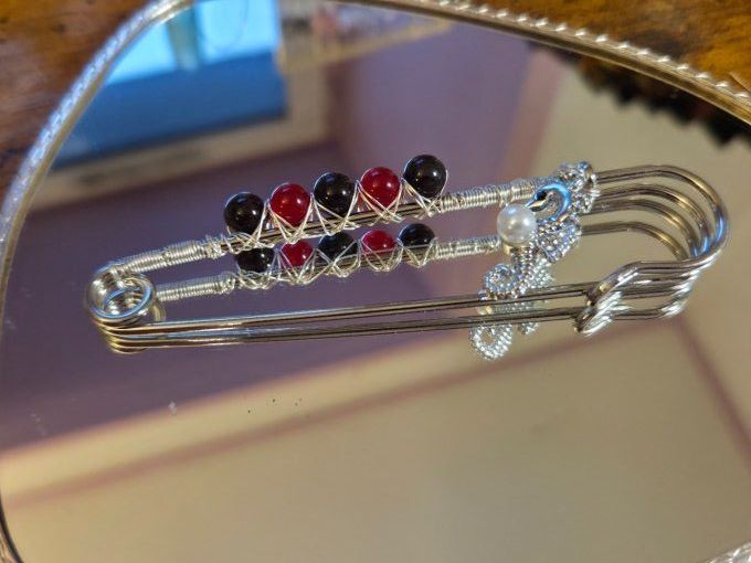 Broche grenat mixte hyppocampe