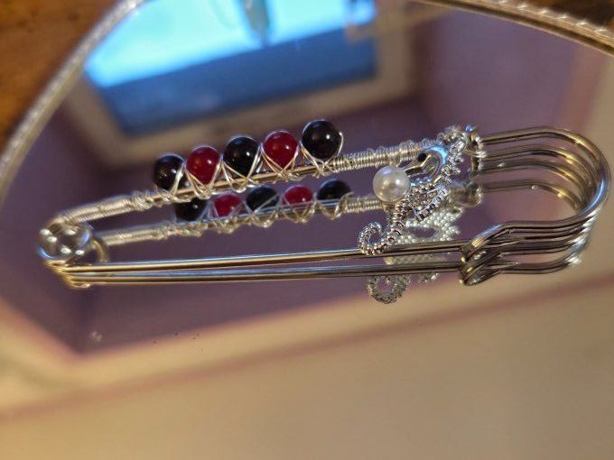 Broche grenat mixte hyppocampe