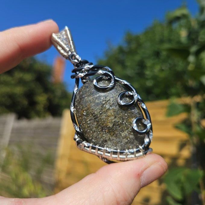 Pierre de Soleil Noire mica et hématite ✨Rayonnez de Positivité et de Vitalité