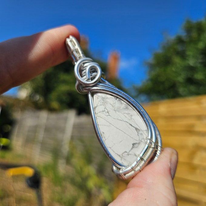 Amulette Howlite – ✨Pierre de Calme et de Clarté Mentale✨