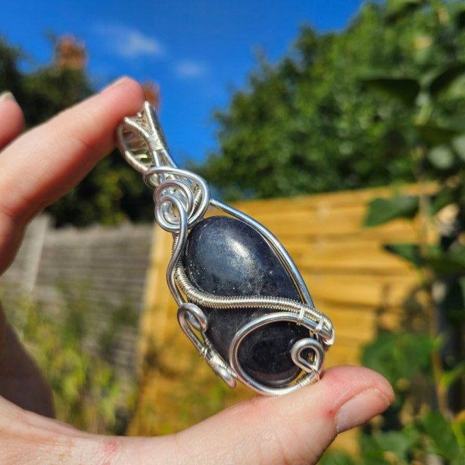 Iolite (Cordierite) –✨ Saphir d'Eau : Pierre de Clarté et de Développement Spirituel✨