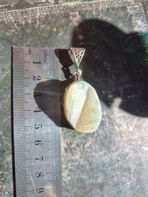  Amulette Agate Blanche druzy Fleur –  Douceur & Harmonie   ✨ 