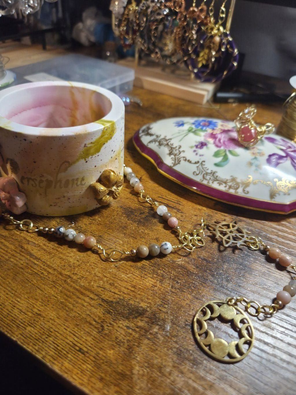 Découvrez nos pendules pour vos pratiques énergétiques et divinatoires .
Et nos rosaires élégants, alliant spiritualité et esthétique ?

Chaque pièce est choisie pour sa qualité et son énergie, prête à vous accompagner a au quotidien ?
Prêt(e) à trouv