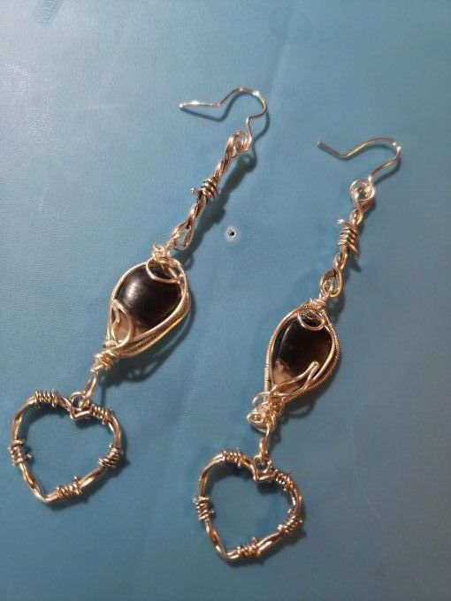 Boucles d’oreilles bois fossile de palmier avec breloque barbelé. 