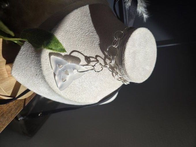 Collier Triketra Agate Gris Clair – Équilibre 