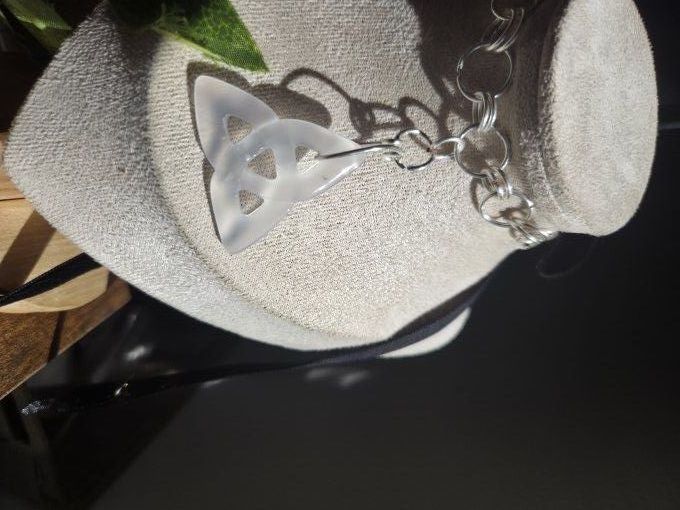 Collier Triketra Agate Gris Clair – Équilibre 