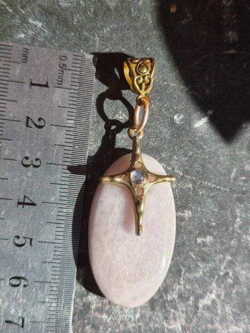 Pendentif kunzite : etoile d’or -amour & apaisement 