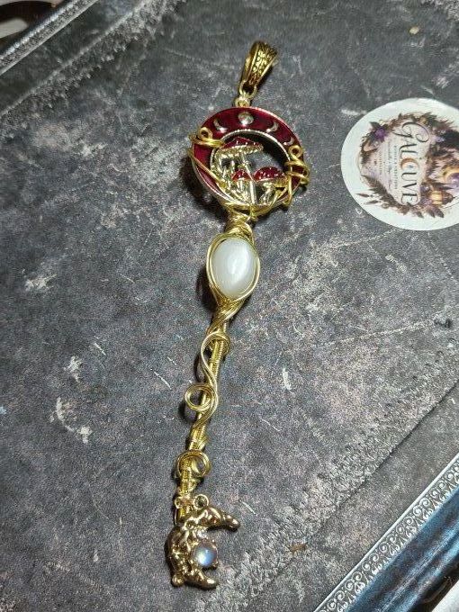 Clé champignon d’or rouge et pierre de lune 