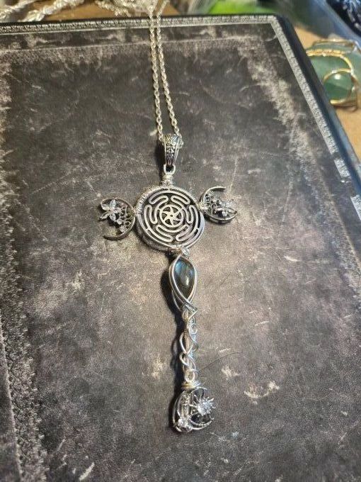 Pendentif clé Hekate , strophalos et labradorite bleu