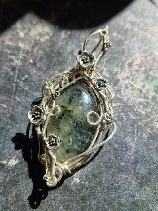 Pendentif Phrénite – Apaisement, Protection & Sérénité